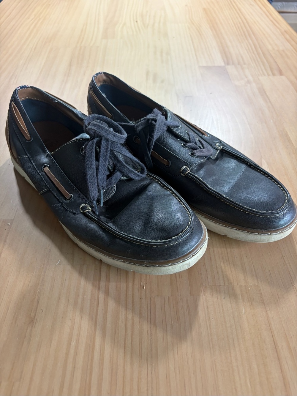 Sonoma Men's Black Leather Boat Shoes with Tan Accents A6